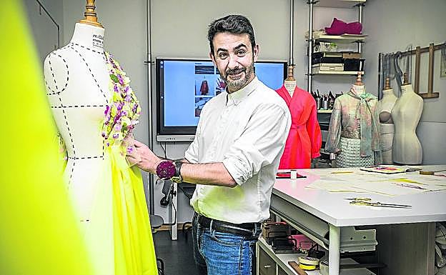 Domingo Orive posa en la academia M.Class con una de sus nuevas creaciones.