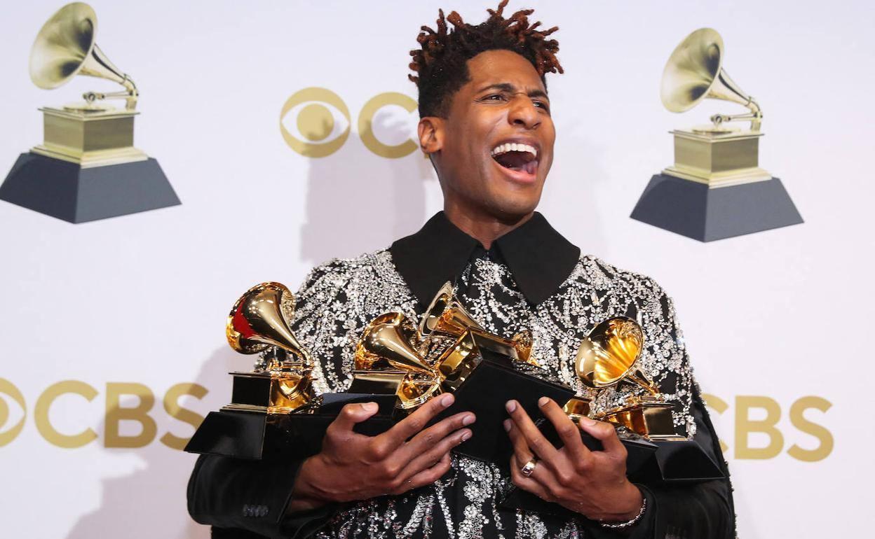 Jon Batiste, con sus cinco Grammys. 