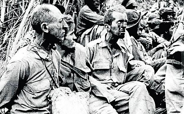 Presos maniatados durante un alto en la marcha. 