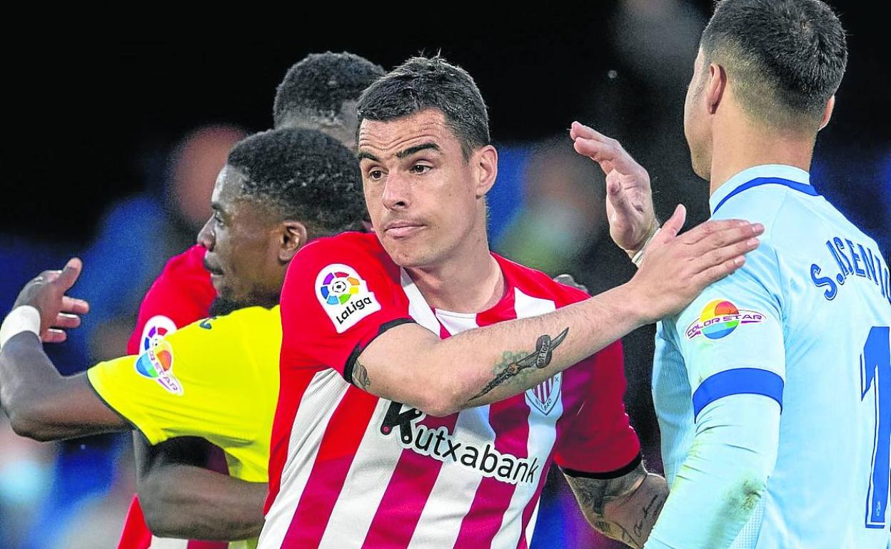 Iñaki Williams y Dani García saludan a Serge Aurier y Sergio Asenjo tras empatar ante el Villarreal. 