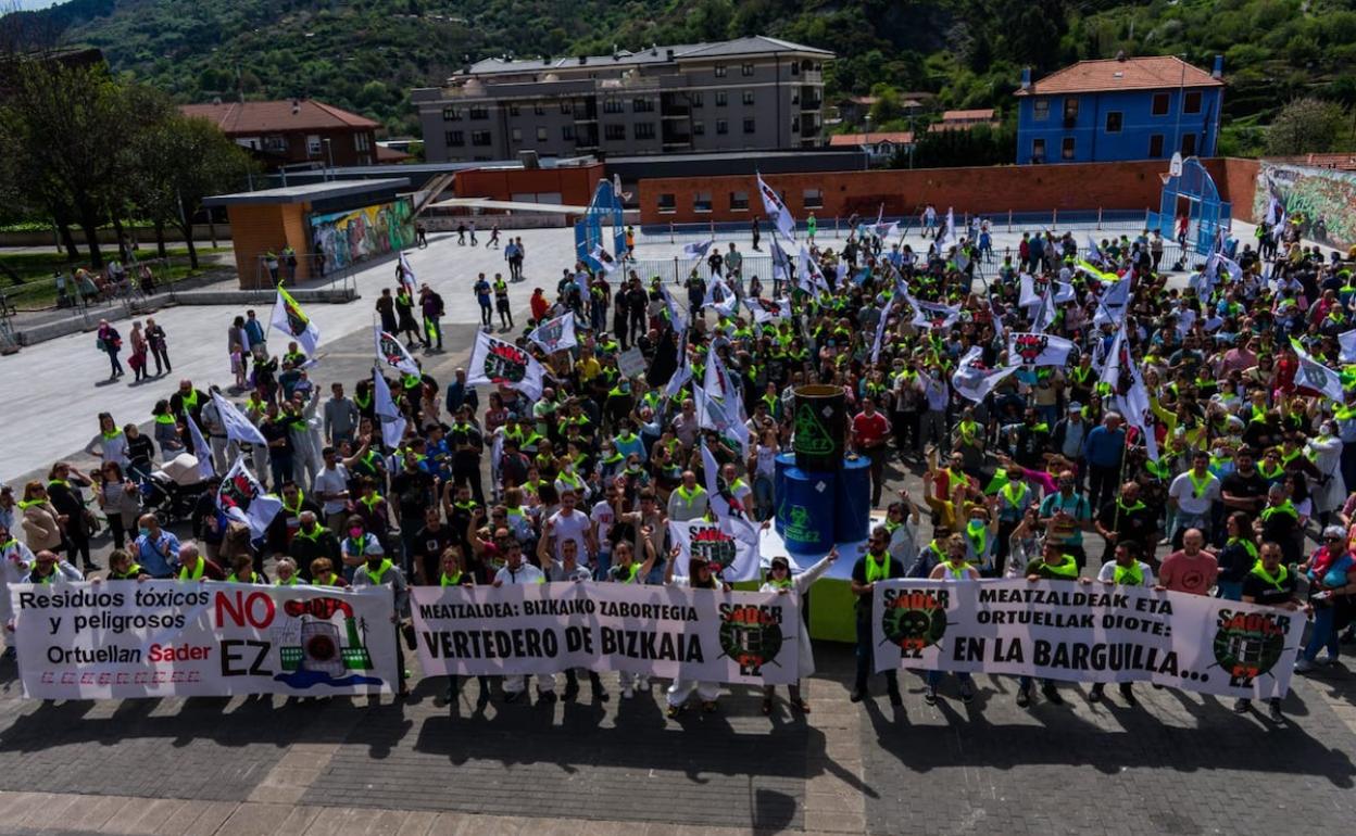 Cientos de personas se movilizan en Ortuella contra la instalación de una planta de reciclaje