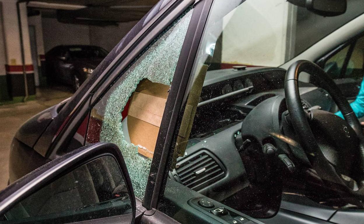 Desperfectos causados por los ladrones en un vehículo estacionado en un garaje comunitario de Vitoria. 