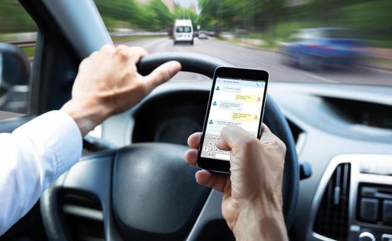 Cómo llevar el móvil en el coche sin peligro a las multas de la DGT