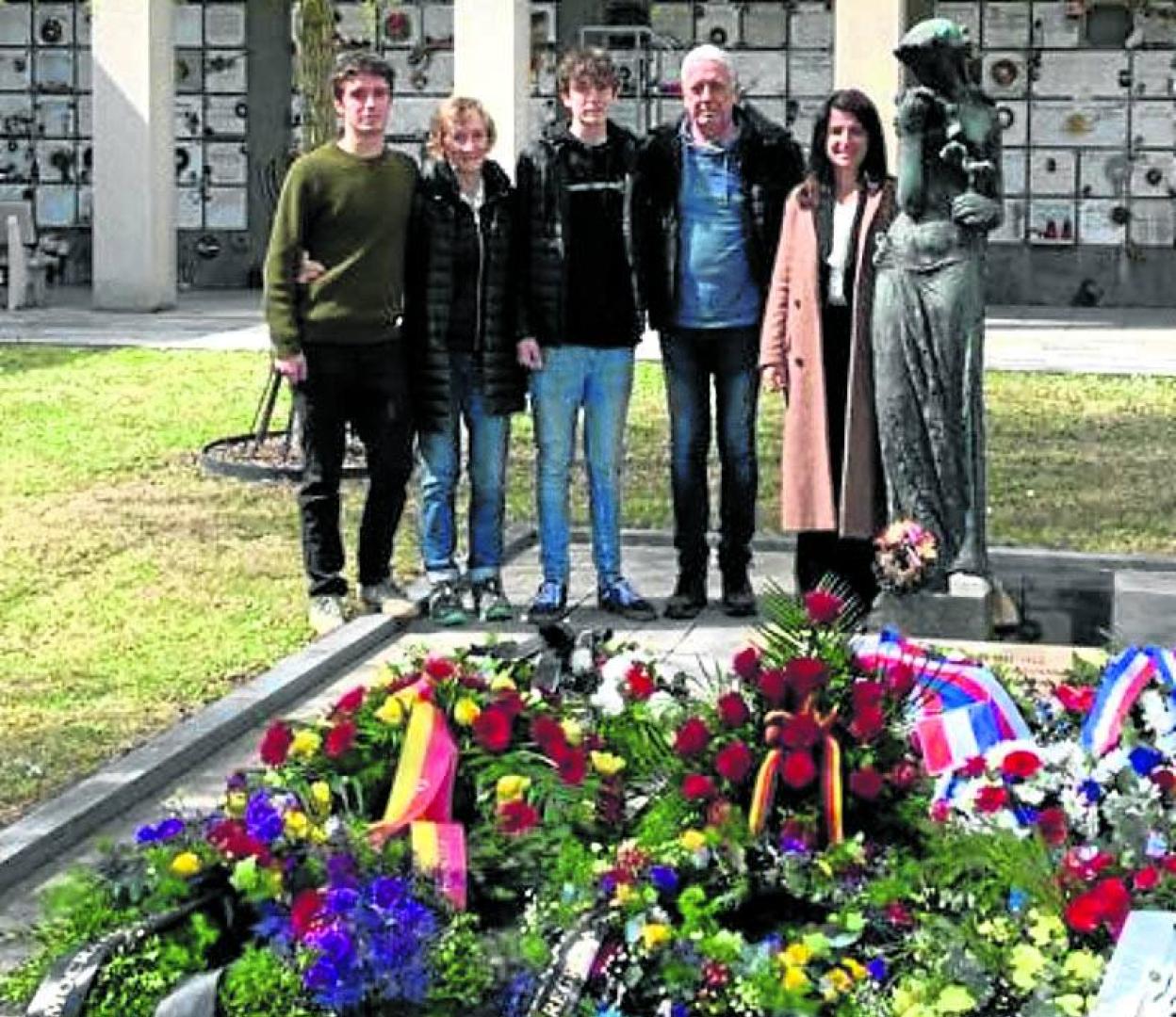 La familia de Lekuona, junto a Aintzane Ezenarro.