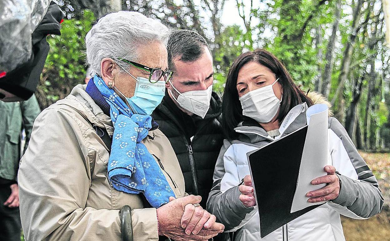 Fernanda Lahera y otro familiar escuchan las explicaciones de la consejera Beatriz Artolazabal en Begoña. 