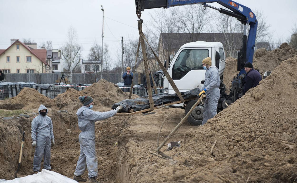 Las autoridades de Kiev desentierran cadáveres de las nuevas fosas comunes halladas en la ciudad de Bucha.