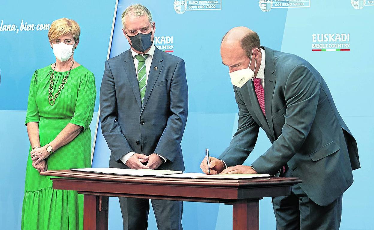 La consejera Tapia y el lehendakari Urkullu, con el presidente de la patronal vasca, Eduardo Zubiaurre. 