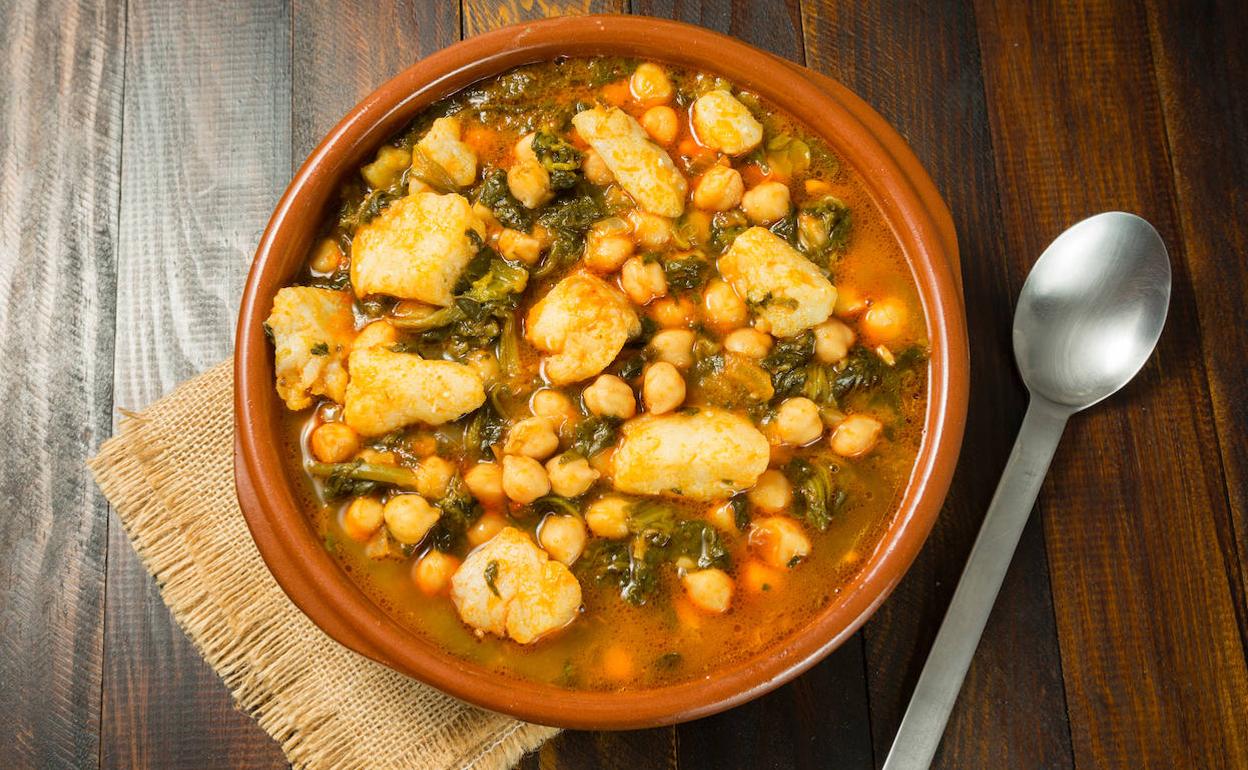 Garbanzos con espinacas y bacalao, la estrella de la Cuaresma