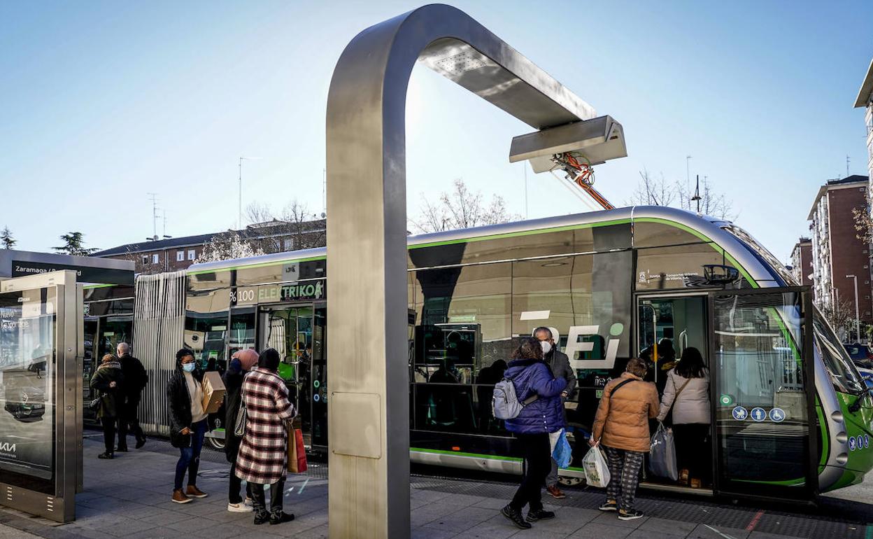 Un autobús eléctrico recoge viajeros mientras realiza la carga rápida junto al Boulevard.