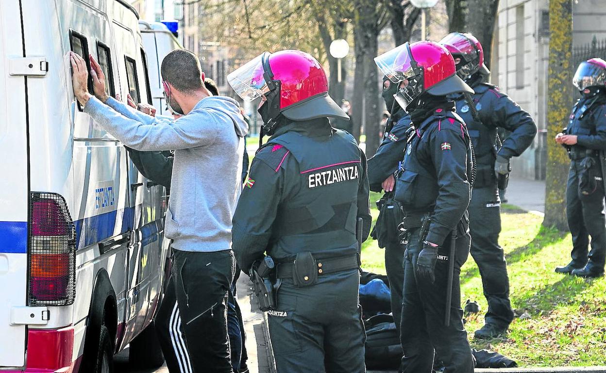 La Ertzaintza detiene a varios jóvenes en el campus alavés de la UPV durante el paro estudiantil convocado el mes pasado. 