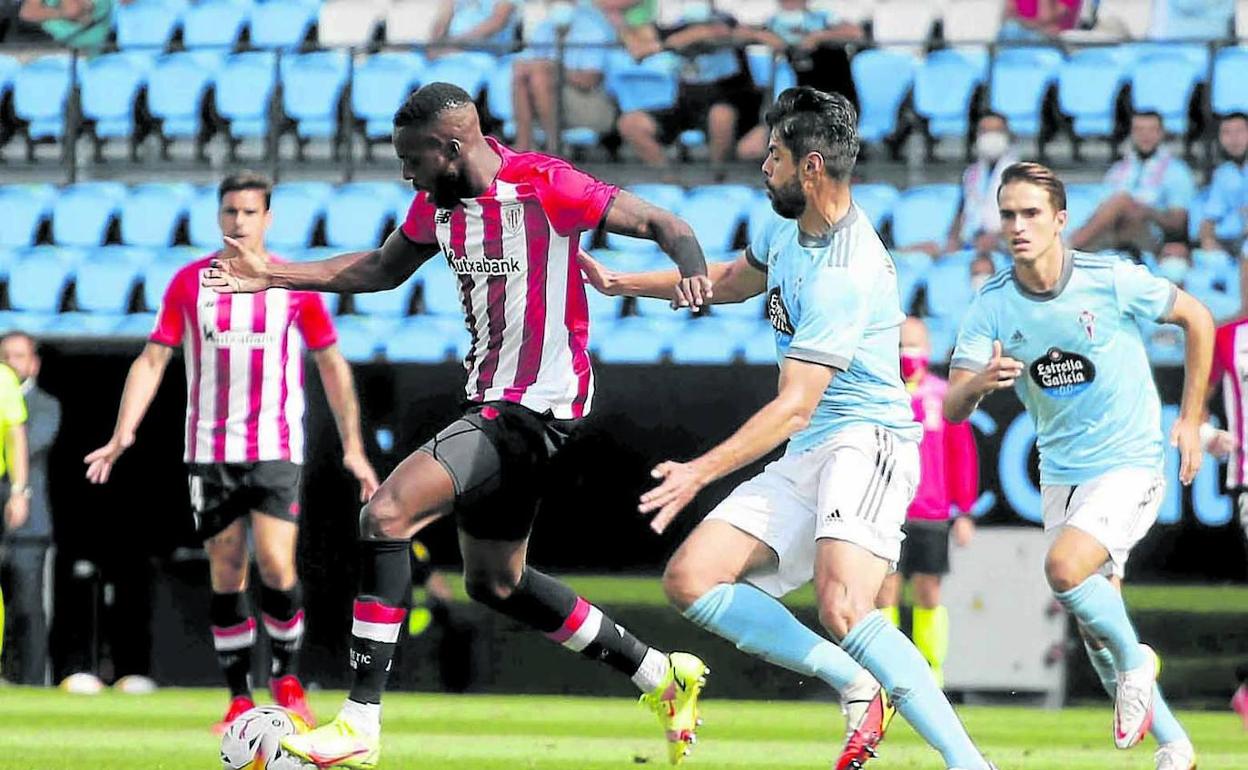 Williams trata de escaparse de la defensa del Celta en el partido de la primera vuelta que se disputó en Balaídos. 