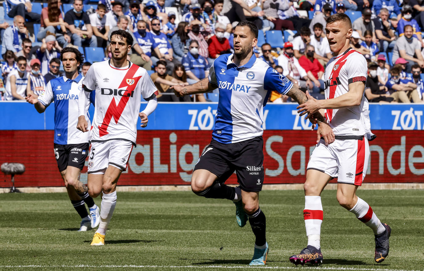 Fotos: Las mejores imágenes del Alavés-Rayo Vallecano