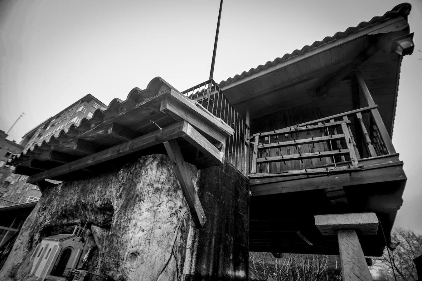 El Centro Asturiano Covadonga ha colocado un trocito de su tierra en forma de hórreo en este barrio, que acoge también otras casas regionales, como la andaluza o la gallega.