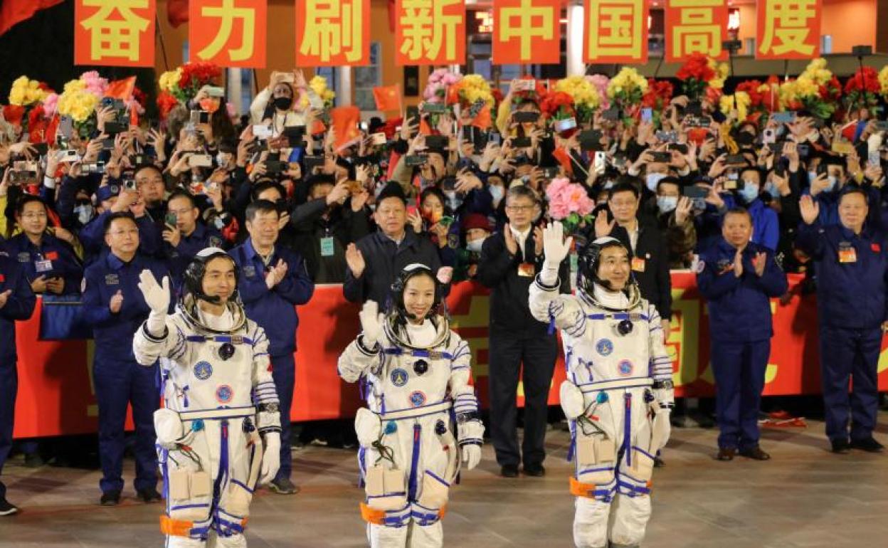 La tripulación del Shenzhou-13, compuesta por la astronauta Zhai Zhigang, Wang Yaping y Ye Guangfu