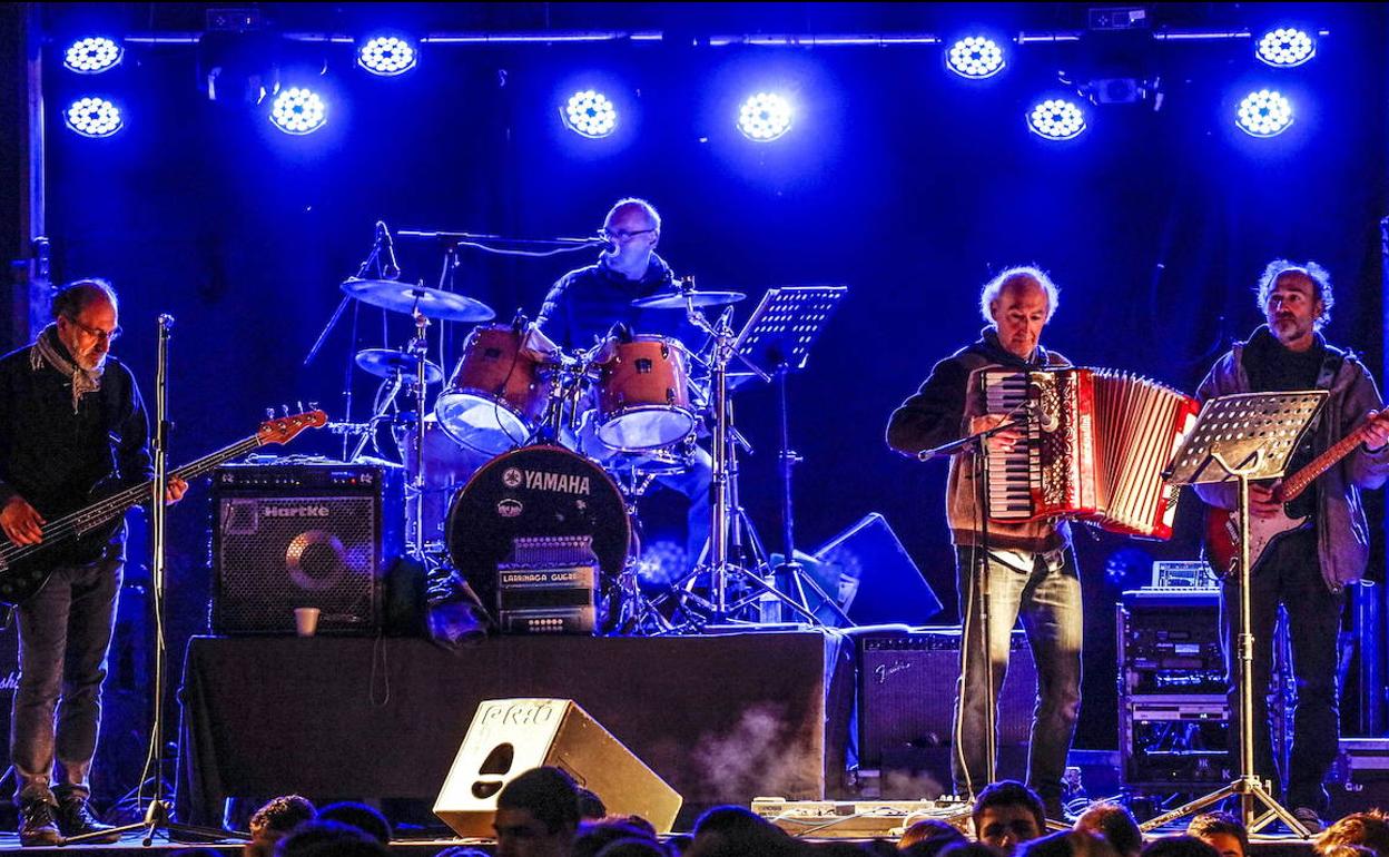 Joselu Anaiak animará la verbena de esta noche en Salvatierra. 