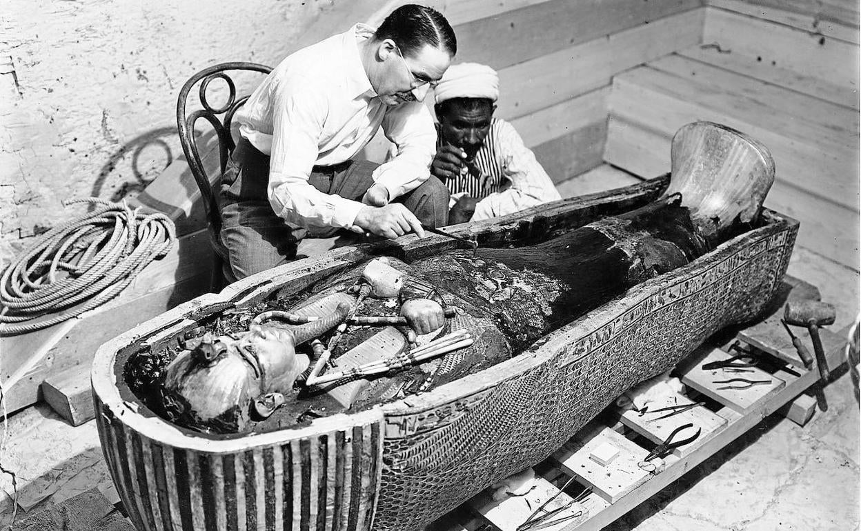 Howard Carter examina el sarcófago de Tutankamón tras su descubrimiento el 8 de noviembre de 1922.