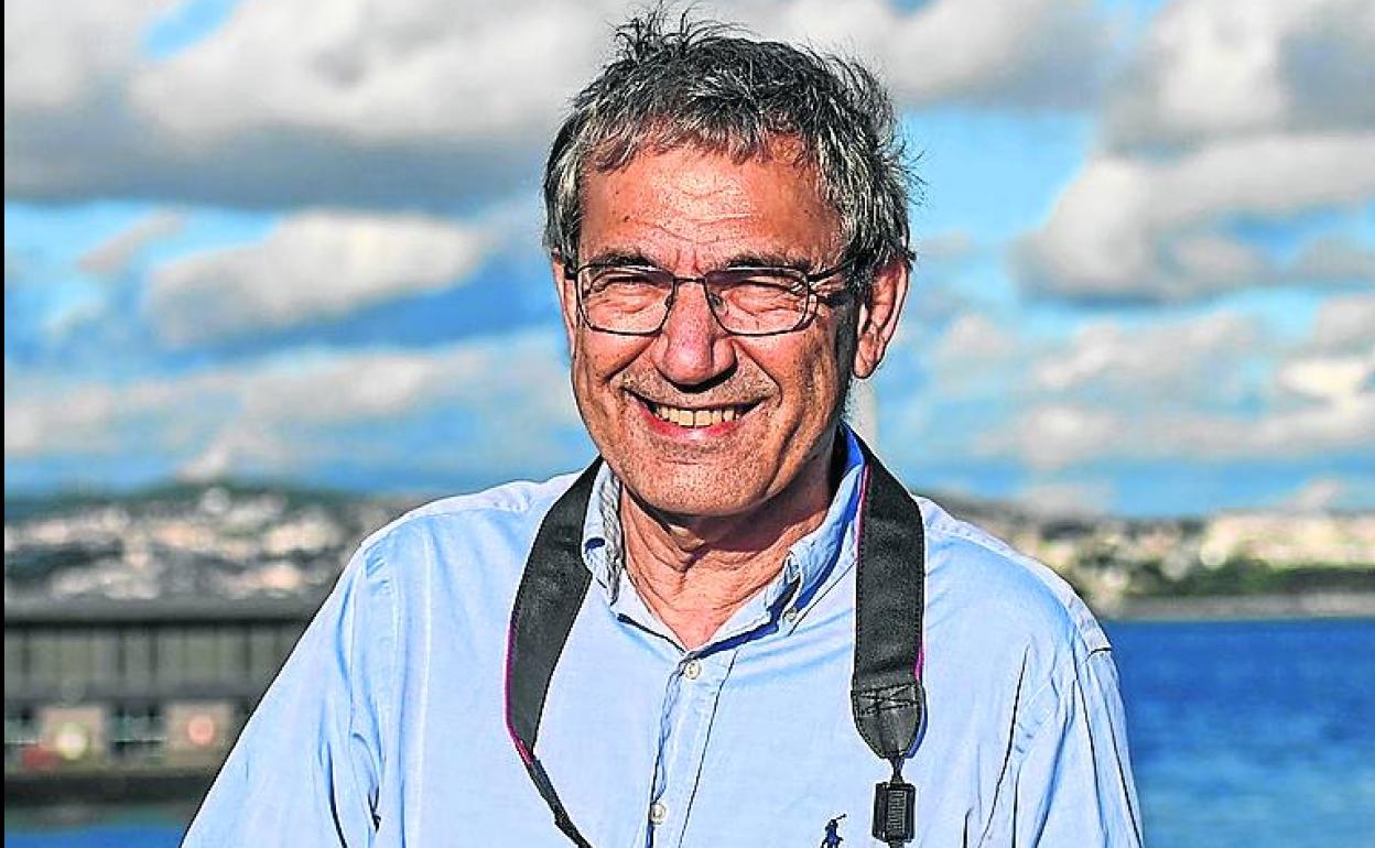 Orhan Pamuk en el Puente de Gálata en Estambul en 2020. 