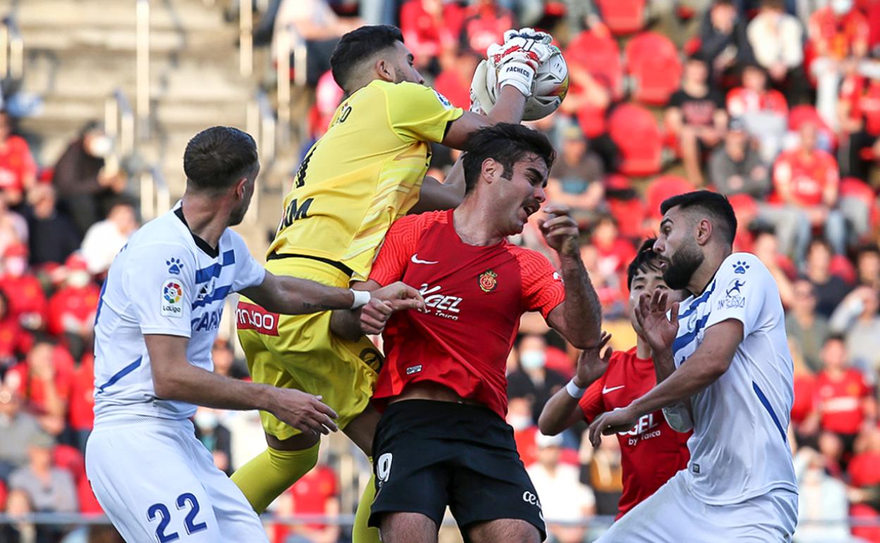 Pacheco se eleva sobre el local Abdón, autor de primer gol del Mallorca, para atrapar un balón aéreo durante el partido. 