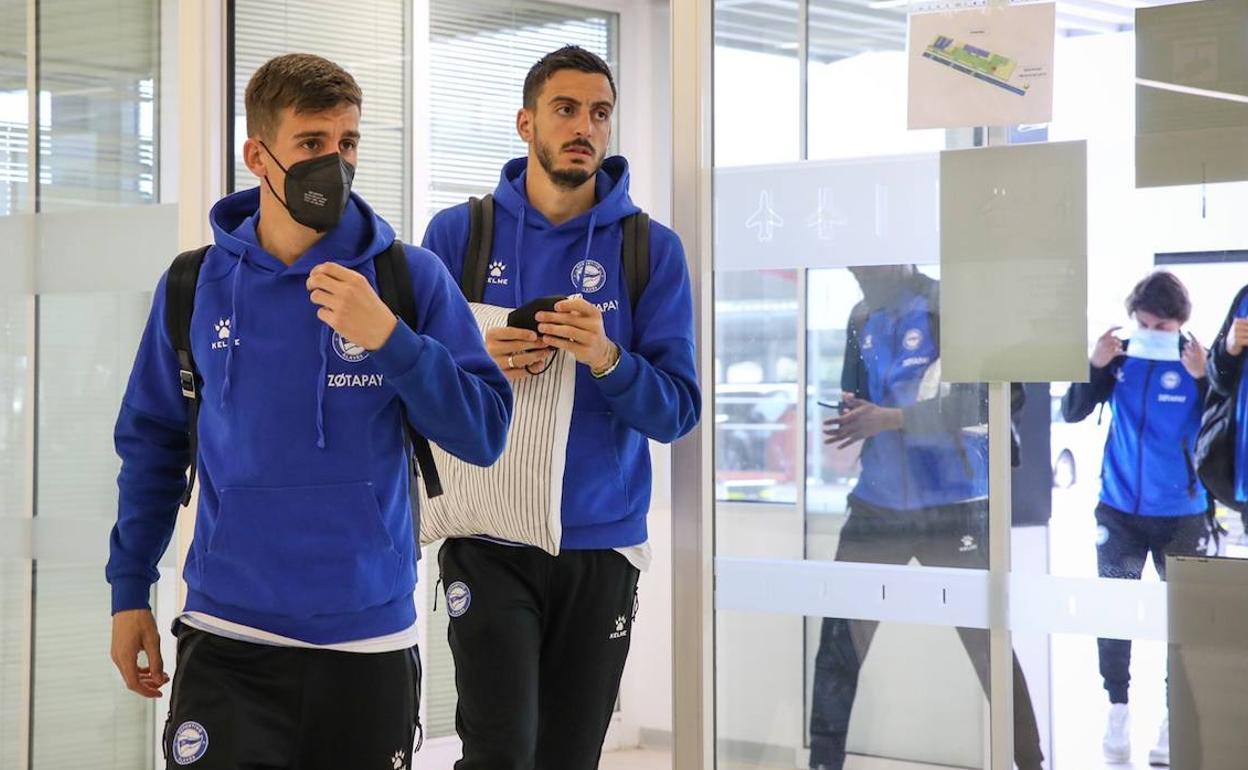 Pere Pons y Joselu llegan al Aeropuerto de Foronda. 