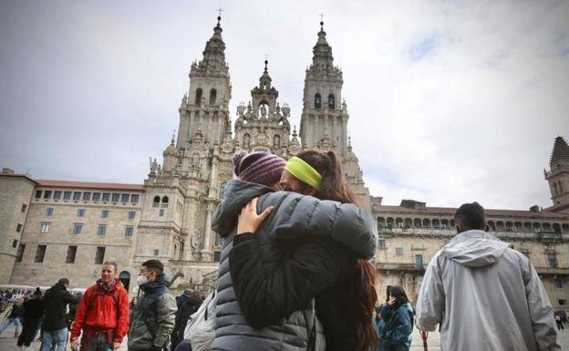 Imagen principal - Imágenes de los jóvenes de '#UP2U Project Depende de ti'. La magistrada del Juzgado de Menores número 1 de Las Palmas de Gran Canaria y presidenta de la ONG,  Reyes Martel.