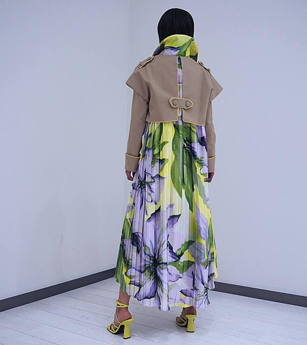 El primer modelo de la colección de gabardina de Eder Aurre.