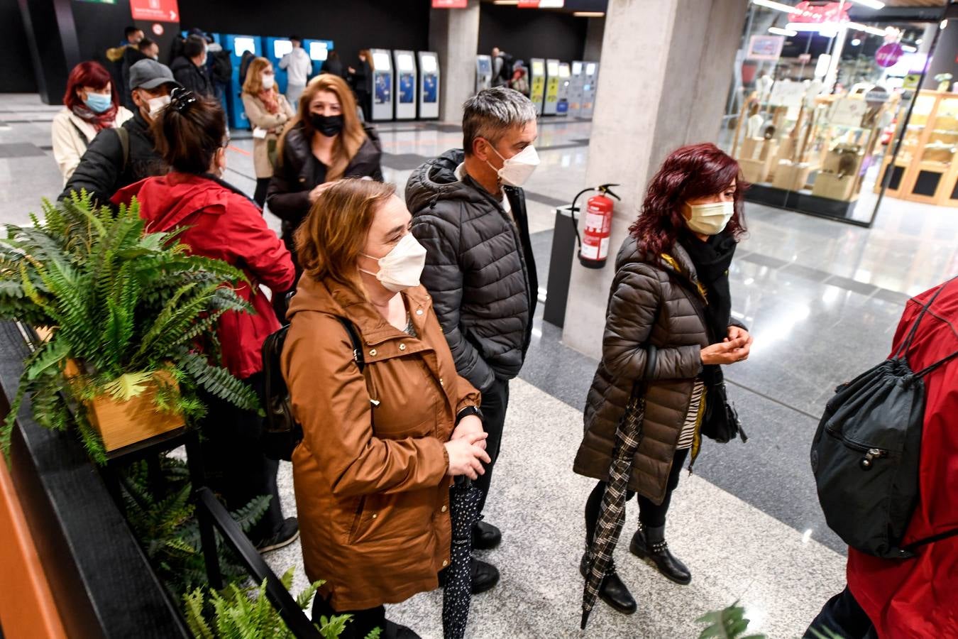 Fotos: Primer día sin mascarillas en interiores en Bizkaia