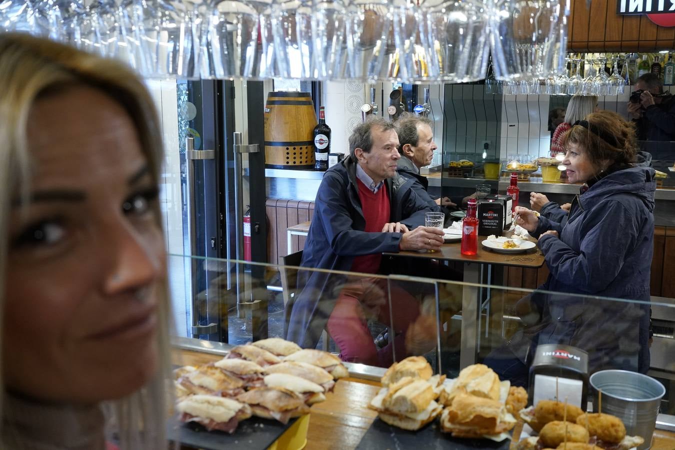 Fotos: Primer día sin mascarillas en interiores en Bizkaia