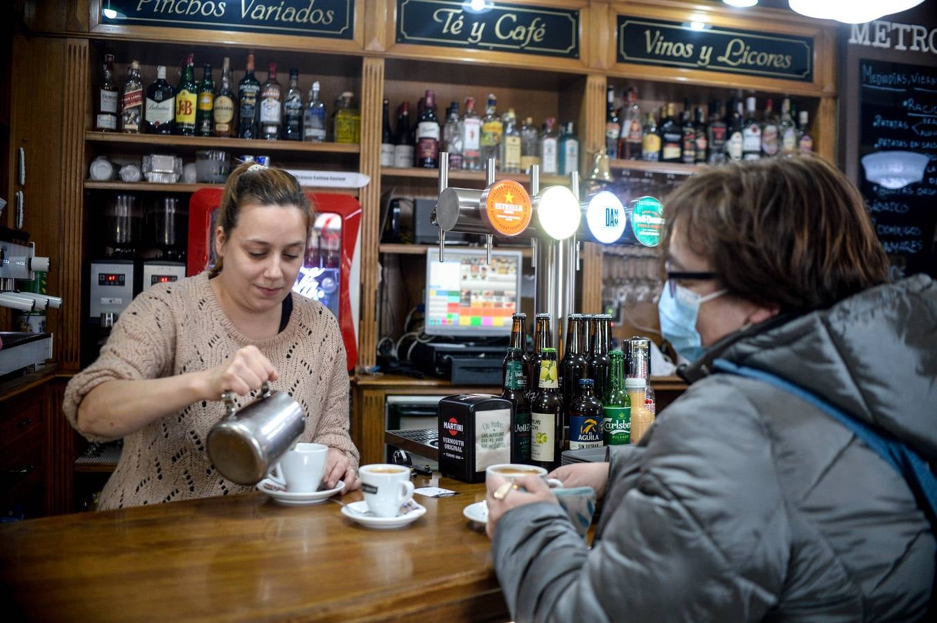 Fotos: Primer día sin mascarillas en interiores en Bizkaia