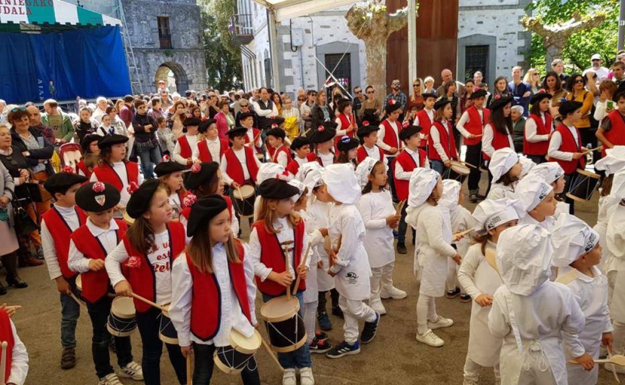 La tamborrada infantil del día de San Prudencio es uno de los momentos más emocionantes de las fiestas. 