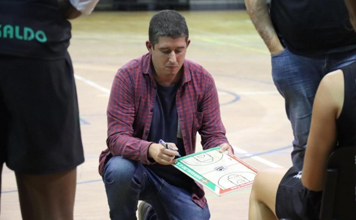 Alberto Cea dando indicaciones a las suyas durante un partido 