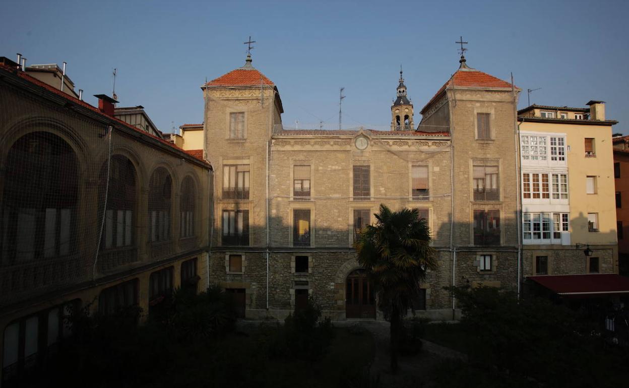 El palacio Álava-Esquível tiene una malla exterior para evitar daños por desprendimientos.