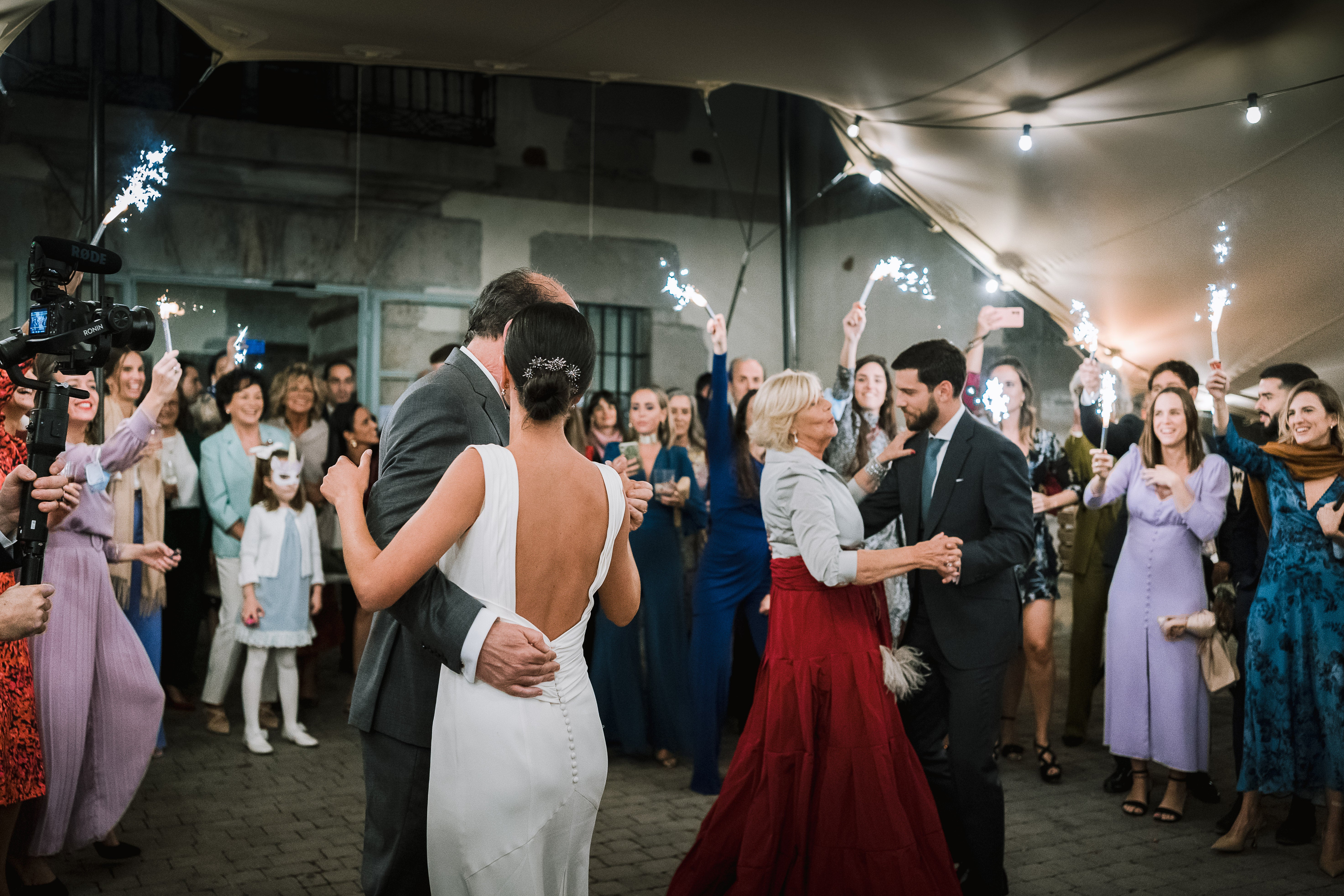 Fotos: Un vestido desmontable y un velo diferente: así fue la boda de Itziar en Amorebieta