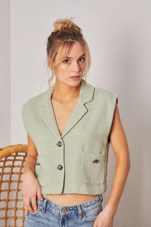 El cambio de peso y silueta tras su primer hijo hizo que Amaya Rodríguez fundara Nicott el pasado mes de noviembre, una marca de moda que defiende la ropa bonita para mujeres con curvas y sin ellas. Ropa para todo tipo de cuerpos que hace posible que a vísperas del día de la madre encuentres algún trapito para ella, como el chaleco estilo ‘chanelita’ verde que te mostramos en la imagen. Es la prenda que necesita para completar sus looks esta primavera. La puedes adquirir en su tienda online (nicottbilbao.com) y cuesta 39,95.