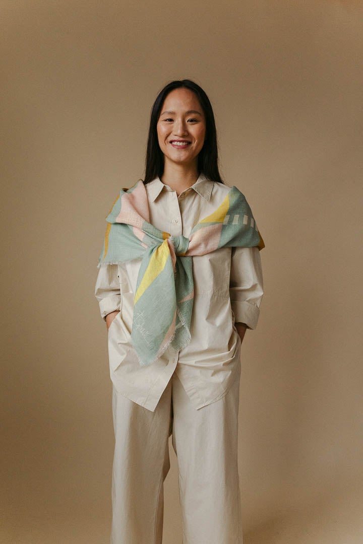 Maitane Bilbao es una diseñadora que fundó su firma homónima especializada en pañuelos. La vizcaína tiene una amplia trayectoria en el mundo de la moda y ha conseguido plasmar los colores, los tejidos y el exotismo de la India en impresionantes diseños estampados de forma artesanal. Este pañuelo de lino de su nueva colección nos parece un regalazo. Cuesta 105 euros y está disponible en su web www.maitanebilbao.com