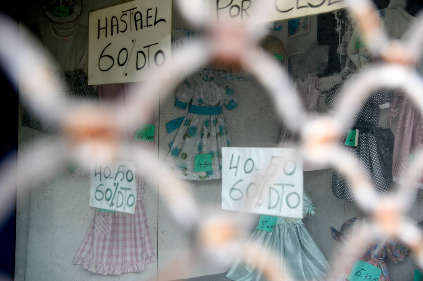 Fotos: La misteriosa tienda de Santurtzi cerrada hace 20 años: precios en pesetas y vestidos abandonados