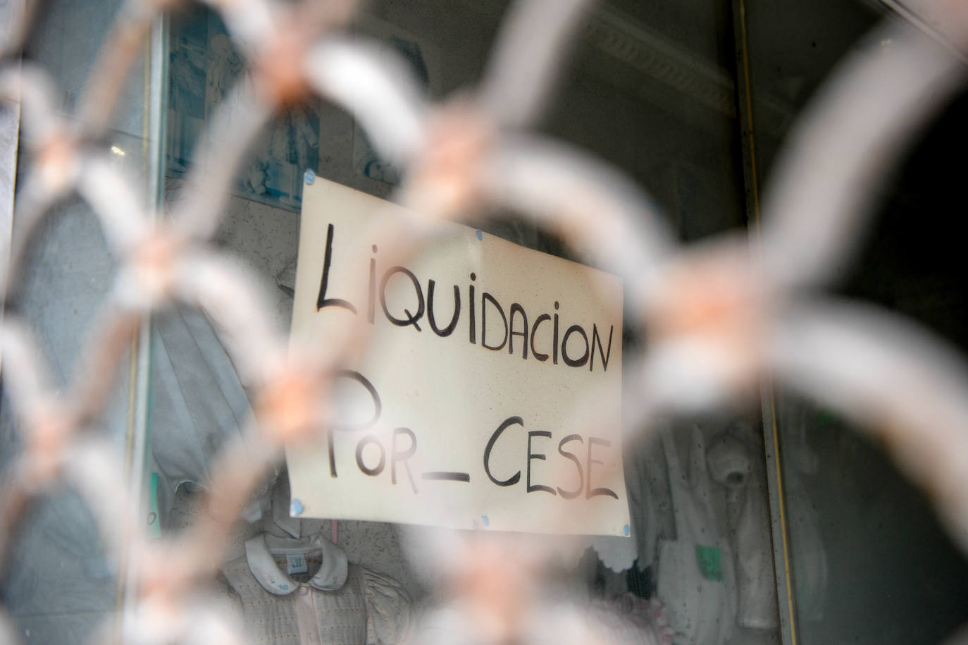 Fotos: La misteriosa tienda de Santurtzi cerrada hace 20 años: precios en pesetas y vestidos abandonados