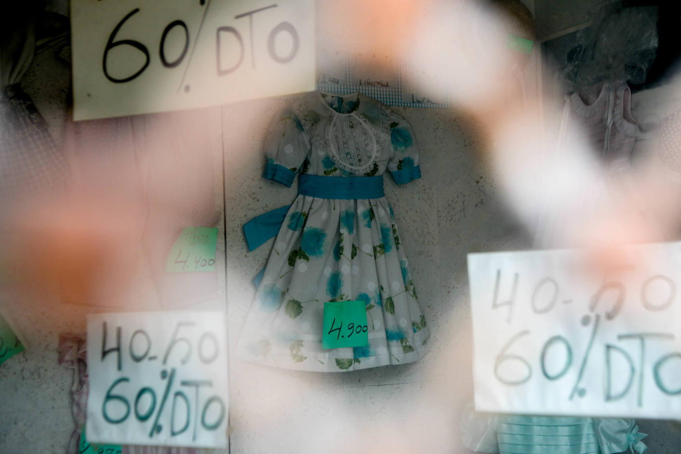 Fotos: La misteriosa tienda de Santurtzi cerrada hace 20 años: precios en pesetas y vestidos abandonados