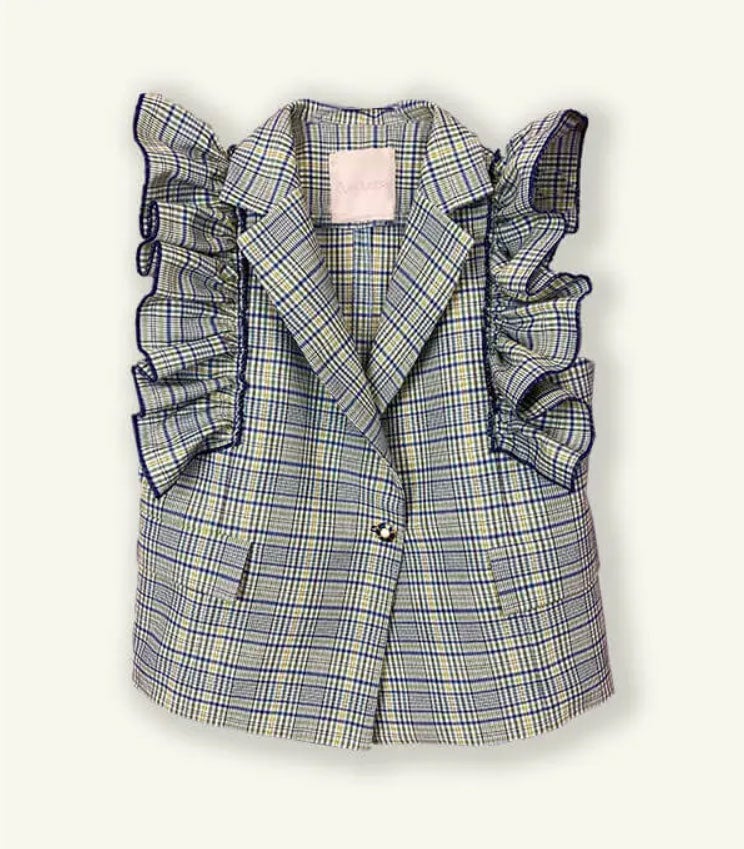 Para esos días de entretiempo en los que no hace ni frío ni calor, en los que sales por la mañana a bajo cero y vuelves con temporal sahariano, nada mejor que tener a buen recaudo una prenda que tenga la virtud del punto medio. No es ni la clásica americana ni el típico jersey, es un chaleco con estampado príncipe de Gales que se convertirá en el mejor aliado de esas madres a las que les cuesta sacar partido a su armario de primavera. Una pieza tan original y personal solo podía estar firmada por las misteriosas amigas bilbaínas The Curiousers. Precio: 125 euros.