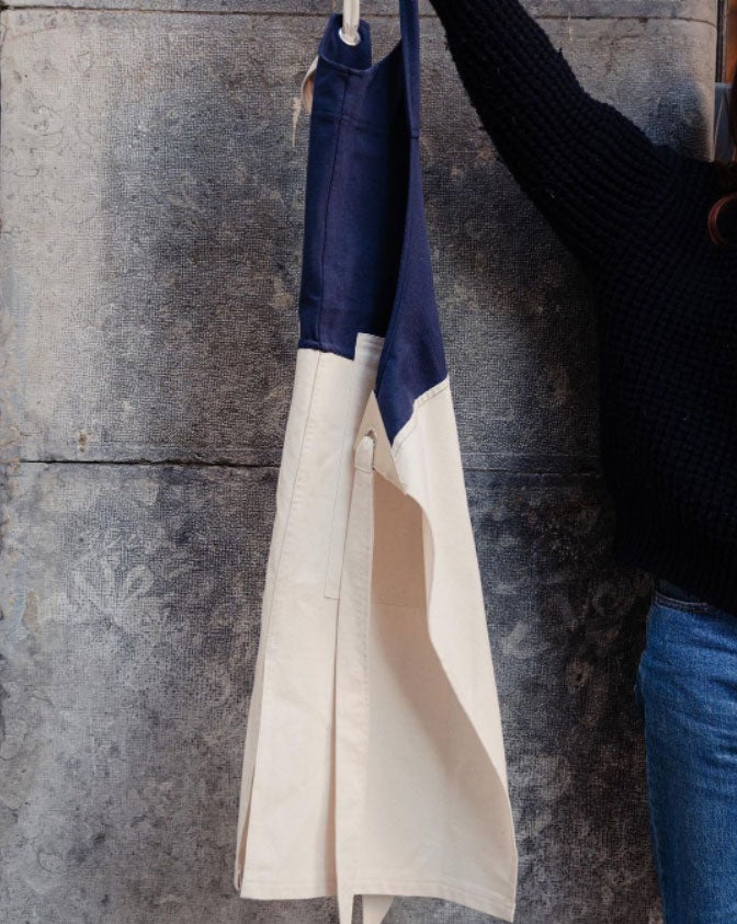 Si eres de esos que has rebañado los tuppers de tu madre hasta dejarlos relucientes y de aquellos que disfruta de las comidas en casa materna como si fueran una fiesta gourmet, aquí va un regalo especial para amatxus foodies, de esas que son más felices entre fogones que dándose un buen homenaje gastronómico. Patricia´s Living, epicentro de la comida saludable en Bizkaia, presenta su primer delantal en colaboración con Bastida For Work. Un accesorio indispensable para cocinillas, elaborado en España de forma 100% artesanal. “Es muy femenino, con un toque vasco-francés que resalta la figura femenina. Es una pieza exclusiva, delicada y de altísima calidad en los tejidos”, explican. Además, incorpora un trapo que contiene información sobre frutas y verduras de temporada para que no te pierdas una. Precio: c.p.v.