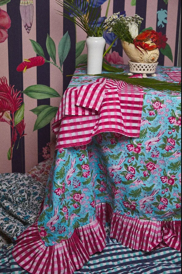 ¿Y qué tal si ahora cambiamos las tornas y preparas la mesa tú? Si no tienes destreza en el arte de la cocina siempre podrás pedir un ‘delivery’ en su restaurante favorito, pero en lo que te puedes esmerar es en la presentación de una mesa muy especial. En Iturri Enea siempre nos han puesto fácil aquello de embellecer nuestro hogar a base de flores y color. De su nueva colección, nos quedamos con este set de mantelería que anticipa esa primavera que aún no acaba de llegar. Precio: 90 euros.