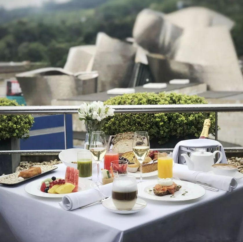 Los días especiales merecen celebraciones especiales, por eso, el Gran Hotel Domine han creado un exclusivo brunch para sorprender a todas las madres en su día. Disfrutar de su terraza con vistas panorámicas a la ciudad y al museo Guggenheim ya es un regalo por sí mismo, pero si a la ecuación añades brindis con champagne, buffet con todo tipo de exquisiteces para abrir boca y platos a elegir en mesa, se convierte en una ocasión única para disfrutar sin prisa de la mano de su chef, Abel Corral. Reserva mesa para el próximo domingo 1 de mayo en sales1@hoteldominebilbao.com o en el teléfono 944332500. Precio: 50 € por adulto y 25 € por niño hasta 12 años. 