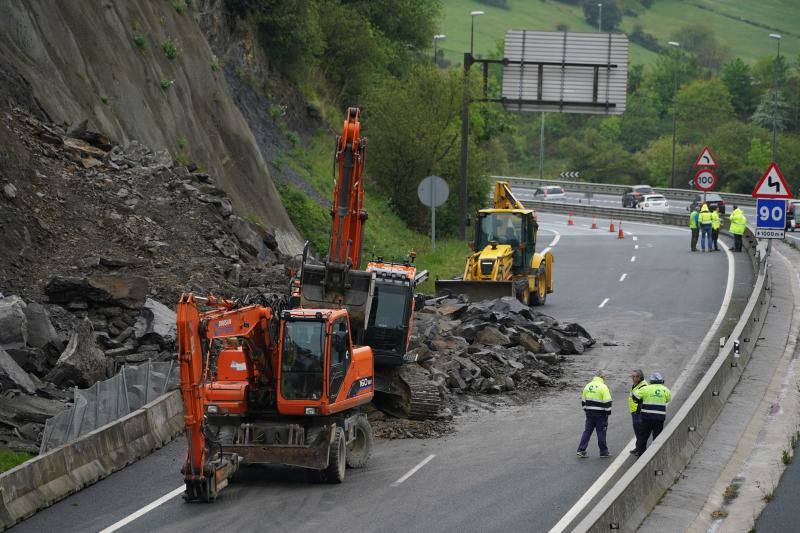 Fotos: Un desprendimiento de tierra en Ontón obliga a cerrar dos carriles de la A-8