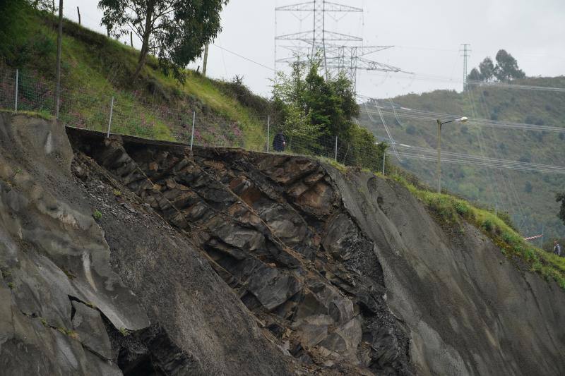 Fotos: Un desprendimiento de tierra en Ontón obliga a cerrar dos carriles de la A-8