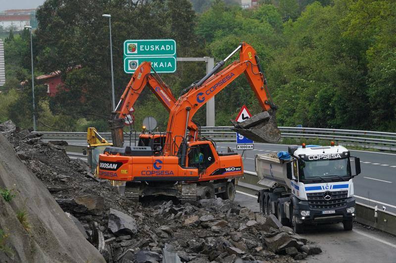 Fotos: Un desprendimiento de tierra en Ontón obliga a cerrar dos carriles de la A-8