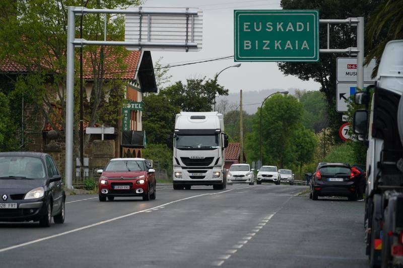 Fotos: Un desprendimiento de tierra en Ontón obliga a cerrar dos carriles de la A-8