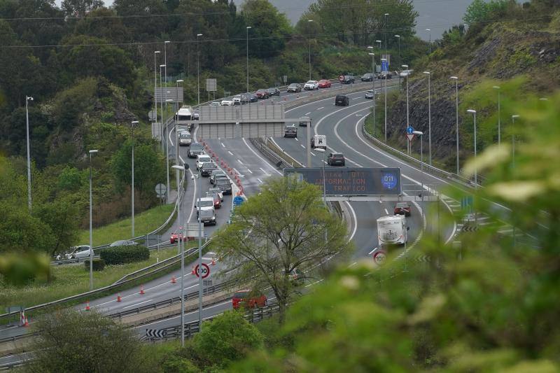 Fotos: Un desprendimiento de tierra en Ontón obliga a cerrar dos carriles de la A-8