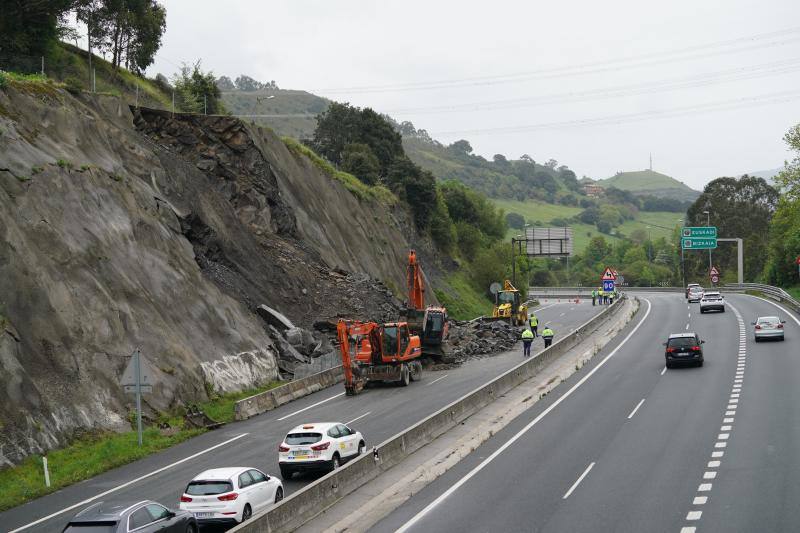 Fotos: Un desprendimiento de tierra en Ontón obliga a cerrar dos carriles de la A-8