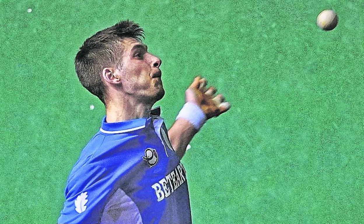 Hormaetxe se coloca para soltar un gancho en Mallabia. 