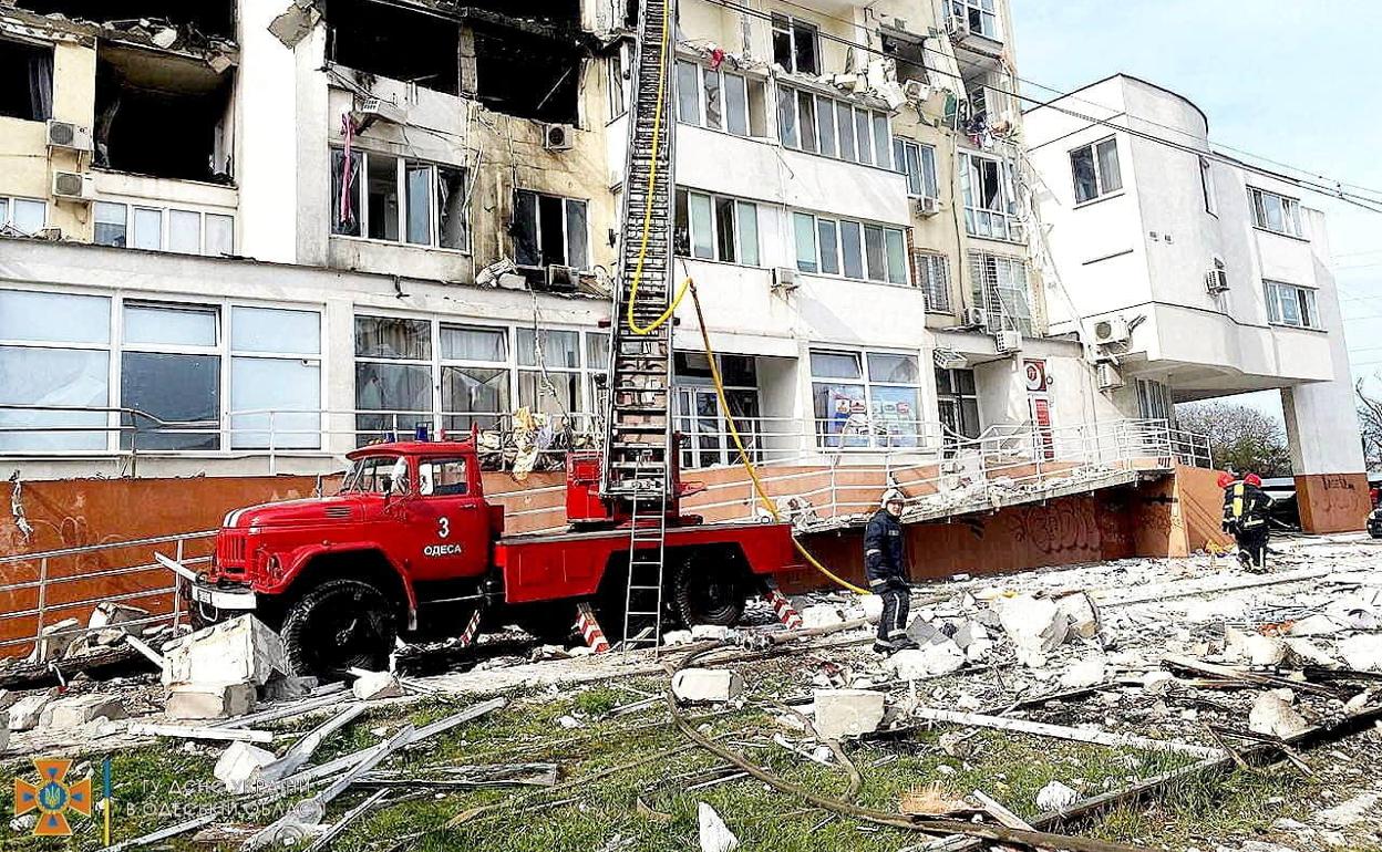 Un misil ruso destroza un edificio en Odesa. 