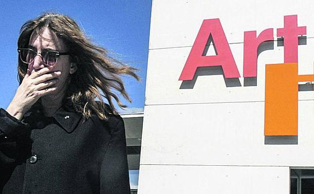 Imagen principal - La cantante, poeta y artista Patti Smith,. Debajo, Juan Zamora y la sombra del buitre en el patio interior del Artium. A la derecha, el vídeo 'She-wolf' de Pilar Albarracín.